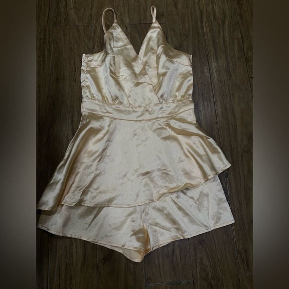 V neck satin romper - Picture 2 of 5